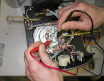 O técnico mede a resistência do sensor do coffeemachine imagem de stock O técnico mede a resistência do sensor do coffeemachine imagem de stock