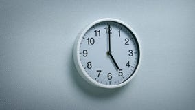 5 O-` Uhr - Wanduhr-beweglicher Schuss 5 O-` Uhr - Wanduhr-beweglicher Schuss
