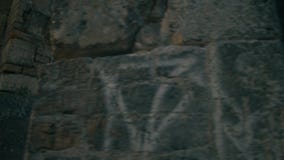 O viajante da mulher anda ao mandril gótico da torre, tocando em paredes de pedra antigas vídeos de arquivo O viajante da mulher anda ao mandril gótico da torre, tocando em paredes de pedra antigas vídeos de arquivo