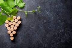 O vinho arrolha a forma e a videira da uva imagens de stock O vinho arrolha a forma e a videira da uva imagens de stock