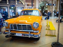 O vintage alaranjado holden o táxi que indica na expo do transporte da herança na estação de trem central de Sydney imagem de stock royalty free O vintage alaranjado holden o táxi que indica na expo do transporte da herança na estação de trem central de Sydney imagem de stock royalty free