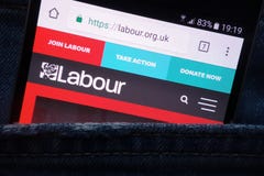 O Web site do Partido Trabalhista indicado no smartphone escondido no bolso das calças de brim imagem de stock O Web site do Partido Trabalhista indicado no smartphone escondido no bolso das calças de brim imagem de stock
