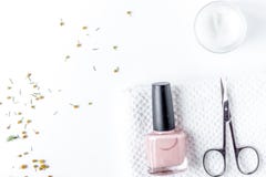 O óleo e o creme para o prego importam-se na opinião superior dos termas Imagens de Stock O óleo e o creme para o prego importam-se na opinião superior dos termas Imagens de Stock