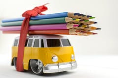 O ônibus do brinquedo leva um grupo de lápis coloridos no telhado Foco em pontas do lápis fotos de stock O ônibus do brinquedo leva um grupo de lápis coloridos no telhado Foco em pontas do lápis fotos de stock