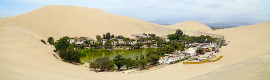 Oase von Huacachina, Ica-Region, Peru lizenzfreie stockbilder Oase von Huacachina, Ica-Region, Peru lizenzfreie stockbilder