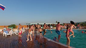 Oasebassin in het dorp van Golubitskaya, Krasnodar-Grondgebied De mensen ontspannen in de pool Zwembad voor volwassenen en chi stock video Oasebassin in het dorp van Golubitskaya, Krasnodar-Grondgebied De mensen ontspannen in de pool Zwembad voor volwassenen en chi stock video