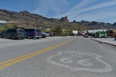 Oatman, Αριζόνα, ΗΠΑ, στις 18 Απριλίου 2017: Διαδρομή 66 σημάδι στο δρόμο Oatman Στοκ Εικόνες Oatman, Αριζόνα, ΗΠΑ, στις 18 Απριλίου 2017: Διαδρομή 66 σημάδι στο δρόμο Oatman Στοκ Εικόνες