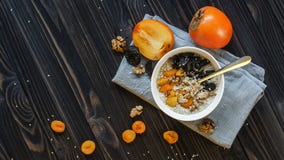 Oatmeal με Persimmon σε έναν μαύρο ξύλινο πίνακα στοκ φωτογραφίες Oatmeal με Persimmon σε έναν μαύρο ξύλινο πίνακα στοκ φωτογραφίες