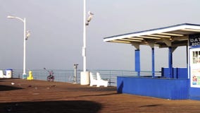 Obdachloser bei Santa Monica Pier, Los Angeles, Pan (Städte) stock video footage Obdachloser bei Santa Monica Pier, Los Angeles, Pan (Städte) stock video footage