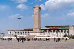 Obelisco do memorial de guerra na Praça de Tiananmen, Pequim China foto de stock royalty free Obelisco do memorial de guerra na Praça de Tiananmen, Pequim China foto de stock royalty free