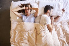 Obenliegende Ansicht von Paaren mit den Verhältnis-Problemen, die im Bett liegen stockfotografie Obenliegende Ansicht von Paaren mit den Verhältnis-Problemen, die im Bett liegen stockfotografie