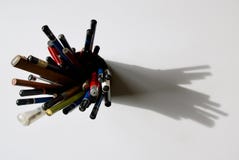 Obenliegender Schuss eines Bleistiftbehälters voll verschiedener verschiedener Bleistifte, die einen Schatten werfen stockfotografie Obenliegender Schuss eines Bleistiftbehälters voll verschiedener verschiedener Bleistifte, die einen Schatten werfen stockfotografie