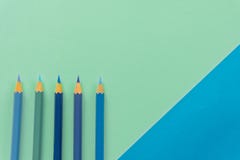 Objet simple color? bleu du crayon un, vue sup?rieure, teinte lumineuse Baril hexagonal en bois, sans gomme H image stock Objet simple color? bleu du crayon un, vue sup?rieure, teinte lumineuse Baril hexagonal en bois, sans gomme H image stock