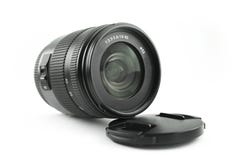 Objetiva do dslr de Mirrorless superfície dianteira da lente de close-up com fundo branco imagens de stock Objetiva do dslr de Mirrorless superfície dianteira da lente de close-up com fundo branco imagens de stock
