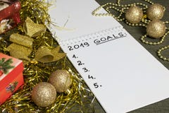 2019 objetivos do ano novo com blanco o espaço no caderno cercado com a decoração dourada e vermelha imagens de stock 2019 objetivos do ano novo com blanco o espaço no caderno cercado com a decoração dourada e vermelha imagens de stock