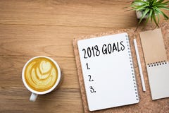 2018 objetivos text no bloco de notas com acessórios do escritório e copo de café foto de stock 2018 objetivos text no bloco de notas com acessórios do escritório e copo de café foto de stock