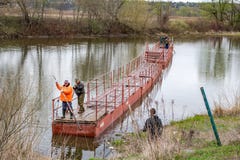 OBNINSK, RUSIA - ABRIL 2015: Instalación del puente pontón imagen de archivo libre de regalías OBNINSK, RUSIA - ABRIL 2015: Instalación del puente pontón imagen de archivo libre de regalías
