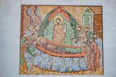 Obolenskoe Ryssland - Augusti 2018: Kulör mosaik på fasad av väggen av kyrkan av antagandet av välsignade jungfruliga Mary, 18th royaltyfria foton Obolenskoe Ryssland - Augusti 2018: Kulör mosaik på fasad av väggen av kyrkan av antagandet av välsignade jungfruliga Mary, 18th royaltyfria foton