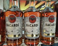 Obrazek Bacardi butelki dla sprzedaży, znać rum robić w Puerto Rico i eksportujący wszystko dookoła świata bardzo dobrze obraz stock Obrazek Bacardi butelki dla sprzedaży, znać rum robić w Puerto Rico i eksportujący wszystko dookoła świata bardzo dobrze obraz stock