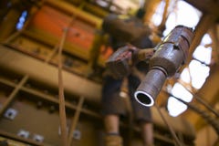 Obrazek bateryjny brzęku pistolet przycina łączyć w nicielnicy bezpieczeństwo lop z rozmytym arkana dostępu pracownikiem pracuje obraz stock Obrazek bateryjny brzęku pistolet przycina łączyć w nicielnicy bezpieczeństwo lop z rozmytym arkana dostępu pracownikiem pracuje obraz stock