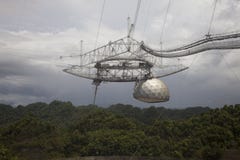 Observatoire d'Arecibo, radiotélescope dans la municipalité d'Arecibo, Porto Rico photos libres de droits Observatoire d'Arecibo, radiotélescope dans la municipalité d'Arecibo, Porto Rico photos libres de droits