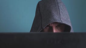Obsługuje hackera sieka sieci pojęcie w kapiszonie niewiadoma hacker przestępca łama w komputerową ochronę na internecie zdjęcie wideo Obsługuje hackera sieka sieci pojęcie w kapiszonie niewiadoma hacker przestępca łama w komputerową ochronę na internecie zdjęcie wideo