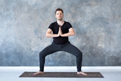 Obsługuje opracowywać, joga, pilates, sprawności fizycznej szkolenie, bogini pozę lub rudrasana, fotografia royalty free Obsługuje opracowywać, joga, pilates, sprawności fizycznej szkolenie, bogini pozę lub rudrasana, fotografia royalty free