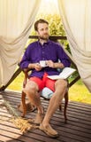 Obsługuje pić ranku kawowy plenerowego na ogródu tarasie fotografia stock Obsługuje pić ranku kawowy plenerowego na ogródu tarasie fotografia stock