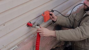 Obsługuje pracującego outside, robi szwowi z lutowniczego żelaza drymbą Hydraulik spawająca klingeryt drymba Dwa mężczyzna robi n zbiory wideo Obsługuje pracującego outside, robi szwowi z lutowniczego żelaza drymbą Hydraulik spawająca klingeryt drymba Dwa mężczyzna robi n zbiory wideo