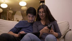 Obsługuje przedstawiać dane na pastylka komputerze osobistym podczas gdy kobieta używa smartphone dyktować dane używać technologi zdjęcie wideo Obsługuje przedstawiać dane na pastylka komputerze osobistym podczas gdy kobieta używa smartphone dyktować dane używać technologi zdjęcie wideo