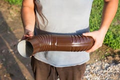 Obsługuje trzymać brown rynsztokową drymbę w jego rękach obraz stock Obsługuje trzymać brown rynsztokową drymbę w jego rękach obraz stock