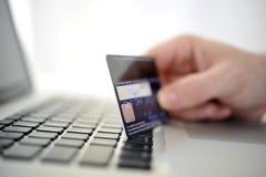 Obsługuje trzymać kredytową kartę w ręka online zakupy bankowości i