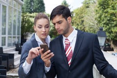 Obsługuje używać mądrze telefon na ulicie obrazy royalty free Obsługuje używać mądrze telefon na ulicie obrazy royalty free