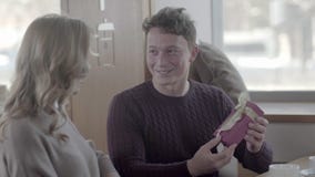 Obsługuje wyznaje miłości dla kochanki i daje prezentowi na walentynki ` s dniu zbiory Obsługuje wyznaje miłości dla kochanki i daje prezentowi na walentynki ` s dniu zbiory