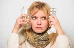 Obtendo o relevo rápido Maneiras de sentir melhores remédios rápidos da casa da gripe Lenço morno do desgaste de mulher porque do imagens de stock Obtendo o relevo rápido Maneiras de sentir melhores remédios rápidos da casa da gripe Lenço morno do desgaste de mulher porque do imagens de stock