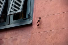 Obturadores arquitectónicos abstractos de la pared y de la ventana foto de archivo libre de regalías Obturadores arquitectónicos abstractos de la pared y de la ventana foto de archivo libre de regalías