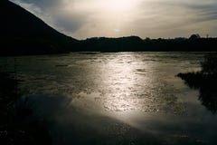Ocaso sobre la naturaleza y la belleza de Cantabria foto de archivo libre de regalías Ocaso sobre la naturaleza y la belleza de Cantabria foto de archivo libre de regalías