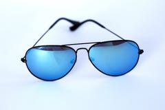 Occhiali da sole rispecchiati blu con rivestimento anti-riflettente e protezione UV su un fondo bianco fotografie stock libere da diritti Occhiali da sole rispecchiati blu con rivestimento anti-riflettente e protezione UV su un fondo bianco fotografie stock libere da diritti