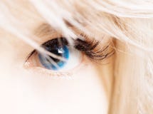 Occhio di Womans nei contatti blu fotografia stock libera da diritti Occhio di Womans nei contatti blu fotografia stock libera da diritti