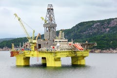 Ocean offshore oil rig drilling platform off Royalty Free Stock Photography Ocean offshore oil rig drilling platform off Royalty Free Stock Photography