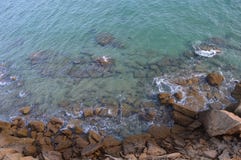 Oceano del turchese e rocce marroni immagini stock Oceano del turchese e rocce marroni immagini stock