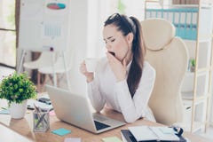 Ochtend in het bureau De jonge mooie bedrijfsdameadvocaat is geeuw stock afbeeldingen Ochtend in het bureau De jonge mooie bedrijfsdameadvocaat is geeuw stock afbeeldingen