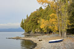 Ochtend op de kust van Vermont met boten op rotsen royalty-vrije stock foto Ochtend op de kust van Vermont met boten op rotsen royalty-vrije stock foto