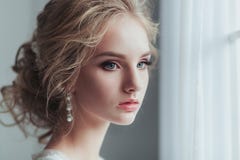 Ochtend van de Bruid Mooie jonge vrouw in elegante witte robe met het kapsel die van het manierhuwelijk zich dichtbij bevinden stock afbeeldingen Ochtend van de Bruid Mooie jonge vrouw in elegante witte robe met het kapsel die van het manierhuwelijk zich dichtbij bevinden stock afbeeldingen