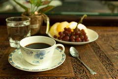 Ochtendlicht met koffiekop en glas water en vers fruit royalty-vrije stock foto Ochtendlicht met koffiekop en glas water en vers fruit royalty-vrije stock foto