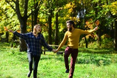 Ocio del otoño y concepto al aire libre del amor Pares en amor Fotos de archivo Ocio del otoño y concepto al aire libre del amor Pares en amor Fotos de archivo