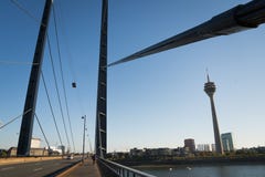 21 octobre 2018 - Dusseldorf, Allemagne : vues de la tour sur le pont au centre de la ville Tiré bien pour décrire la ville image libre de droits 21 octobre 2018 - Dusseldorf, Allemagne : vues de la tour sur le pont au centre de la ville Tiré bien pour décrire la ville image libre de droits
