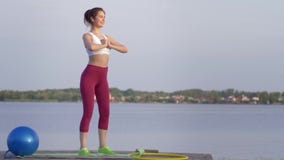 Ocupa dos esportes, jovem mulher com o corpo bonito que executa o exercício da aptidão durante esportes que treina na natureza na vídeos de arquivo Ocupa dos esportes, jovem mulher com o corpo bonito que executa o exercício da aptidão durante esportes que treina na natureza na vídeos de arquivo