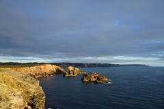 Océano y costa rocosa, acantilado dramático de Bluea en luz de la puesta del sol fotografía de archivo libre de regalías Océano y costa rocosa, acantilado dramático de Bluea en luz de la puesta del sol fotografía de archivo libre de regalías
