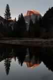 Odbicie Przyrodnia kopuła przy Yosemite parkiem narodowym przy zmierzchem w zimie zdjęcie stock Odbicie Przyrodnia kopuła przy Yosemite parkiem narodowym przy zmierzchem w zimie zdjęcie stock
